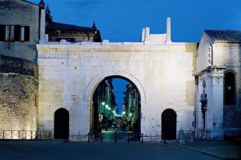Arco di Augusto, vista notturna