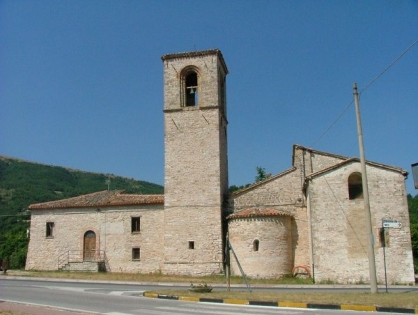 Chiesa di San Lorenzo al lago (dal sito www.lagodifiastra.it)