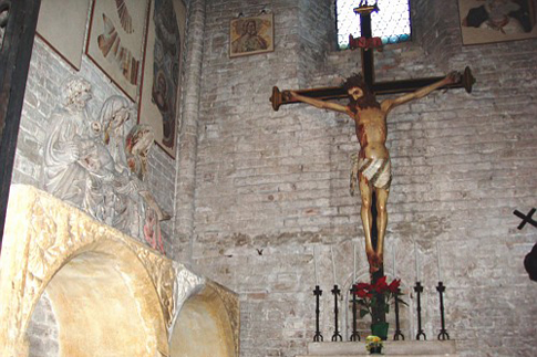 Crocifisso ligneo all'interno della Chiesa di S. Francesco