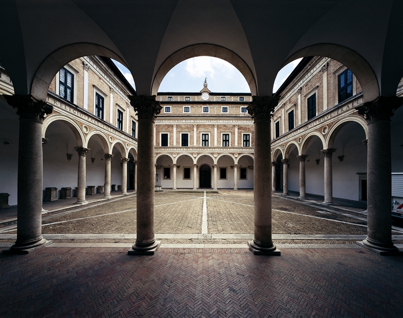 Urbino - Cortile del Palazzo Ducale