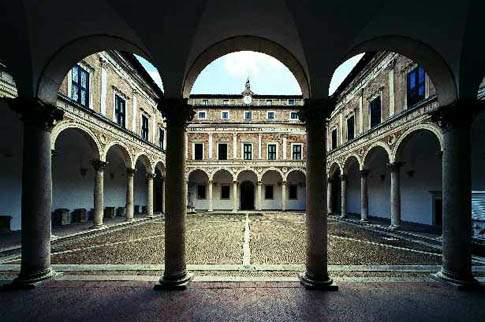 Urbino - Cortile Palazzo Ducale
