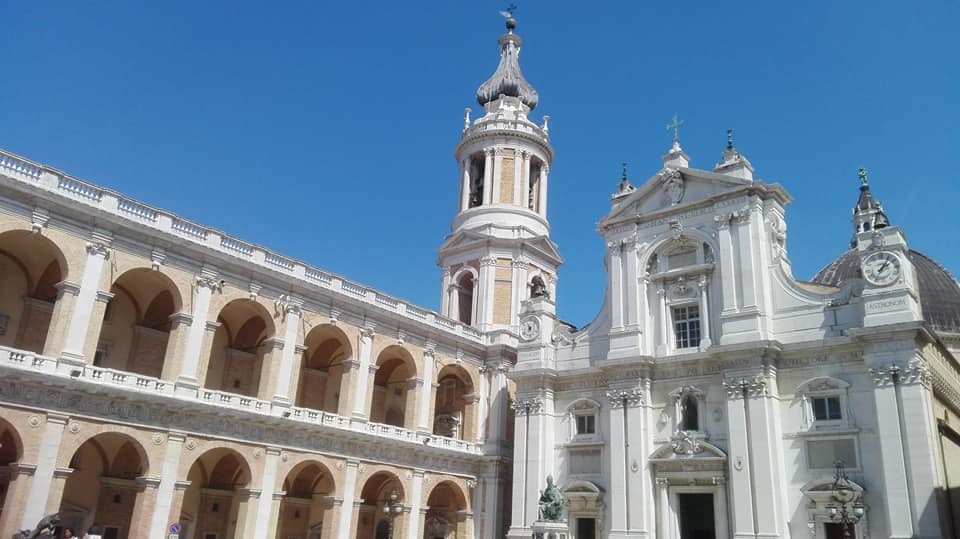 Facciata, campanile e Palazzo Apostolico
