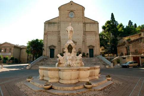 Facciata della Chiesa di San Giorgio con la fontana antistante