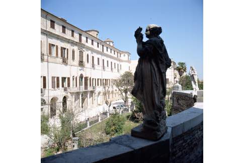 Prospetto interno e sculture ornamentali di Palazzo Pianetti