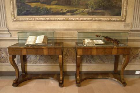 Sale Pergolesiane, teche con un violino e due manoscritti