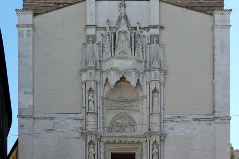 Particolare della facciata principale della Chiesa di S. Francesco alle Scale