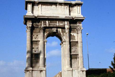 Veduta dell'arco di Traiano ad Ancona