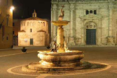 Ascoli Piceno - Piazza Arringo, particolare