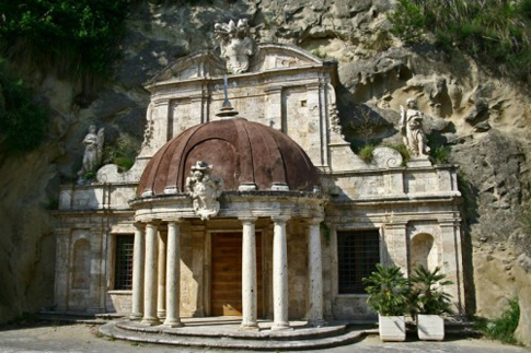 Facciata della Chiesa di S. Emidio alle Grotte incastonata nella roccia