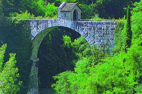 Veduta del Ponte di Cecco ad Ascoli