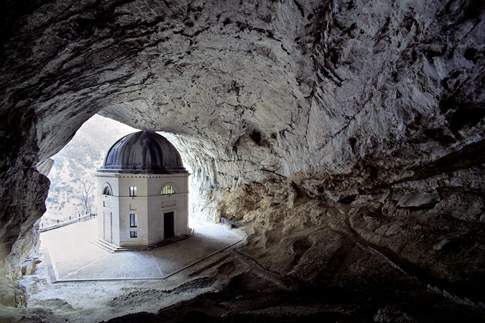 Tempietto all'ingresso della Frotta di Frasassi