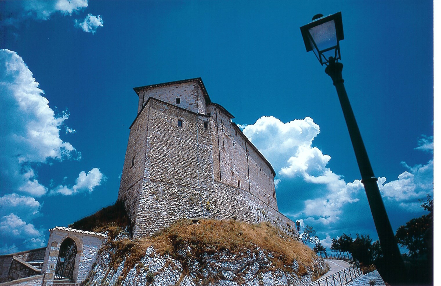 Rocca di Frontone