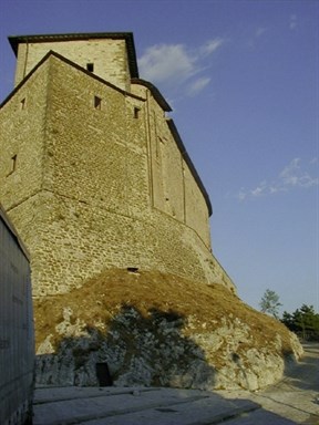 Rocca di Frontone, esterno 