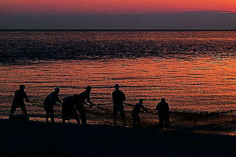 Pescatori sulla spiaggia di Porto Recanati
