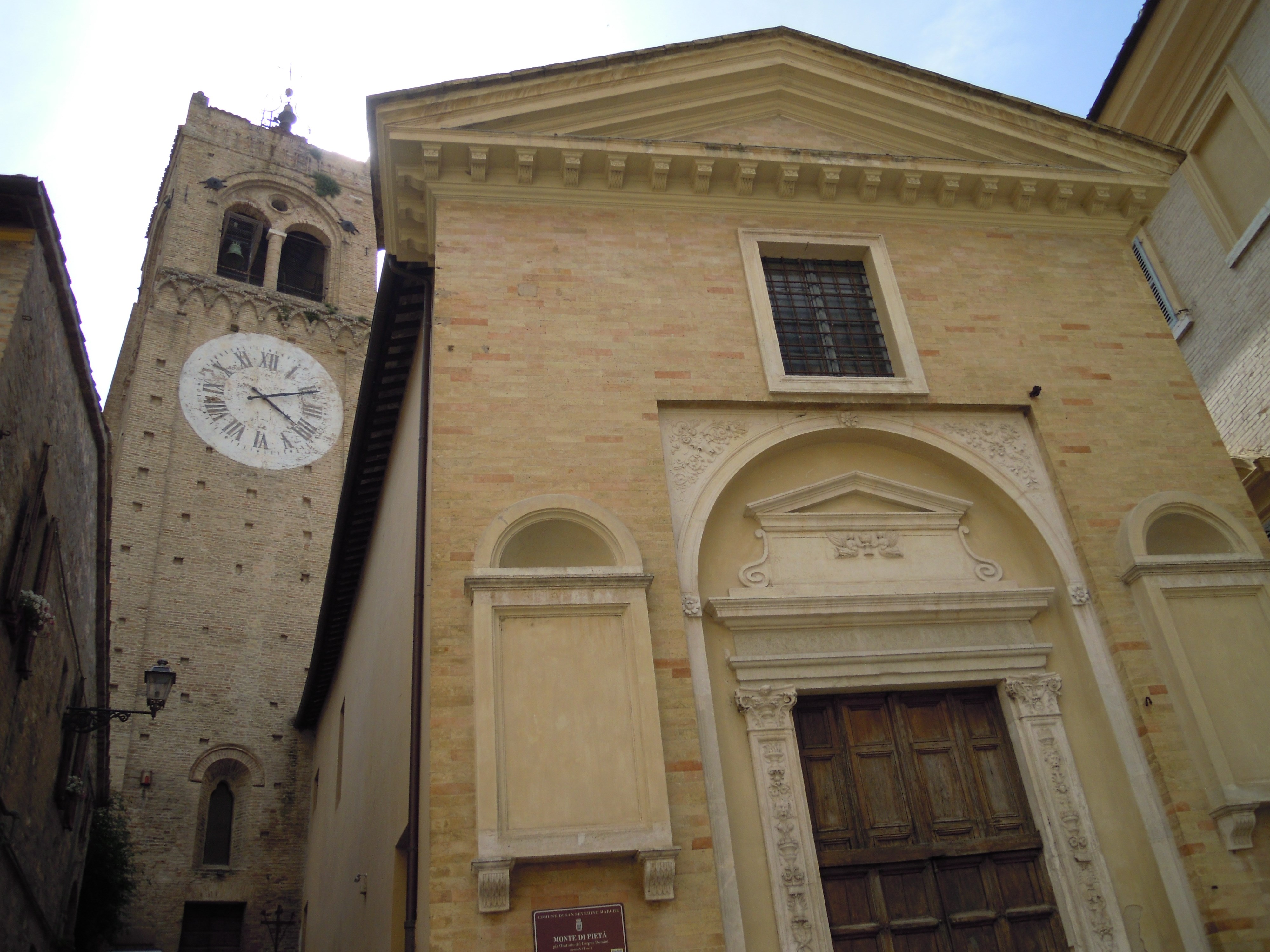 San Severino Marche - Chiesa Concattedrale di S. Agostino - fiancata con torre e chiesetta