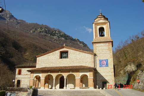 Santuario Madonna dell'Ambro di Montefortino, prospetto principale