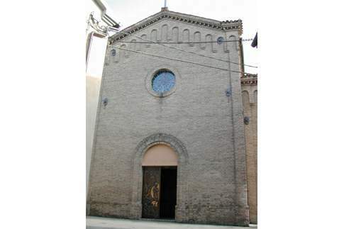 Facciata in stile romanico della Chiesa dei Ss. Pietro e Paolo