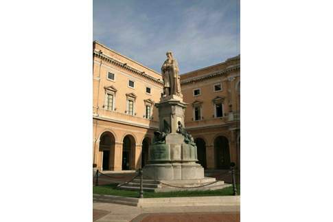 Statua di Giacomo Leopardi al centro della Piazza