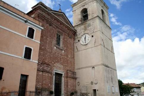 Facciata della Chiesa di S. Nicola di Bari sulla piazza