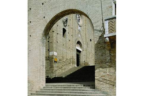 Scorcio della facciata della Chiesa di S. Maria Assunta in Cielo