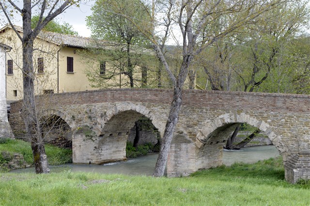 Pievebovigliana ponte romanico di Pontelatrave