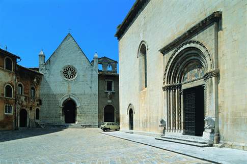 Chiesa di S. Maria della Pieve sulla Piazza Martiri Vissani e sullo sfondo la Chiesa di S. Agostino