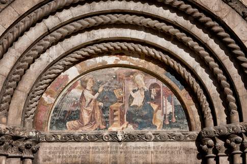 Particolare del portale d'ingresso della Chiesa di S. Maria della Pieve