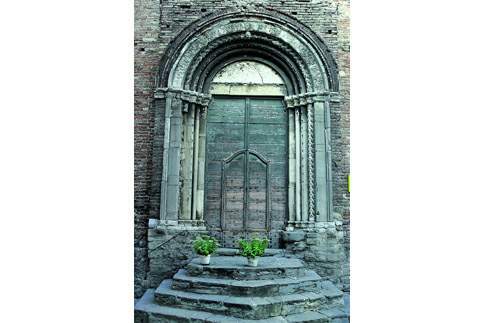 Particolare del portale d'ingresso della Chiesa di San Francesco