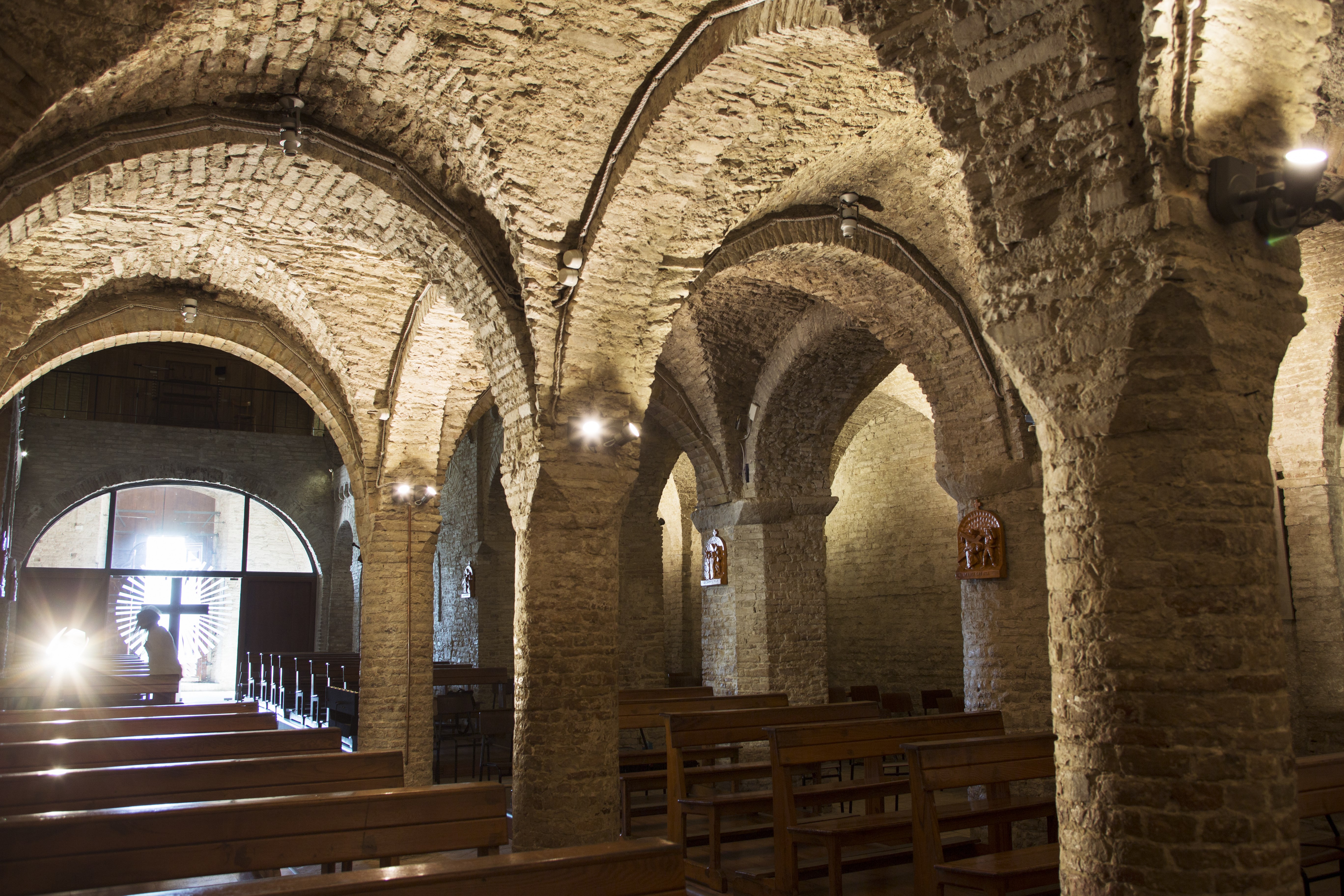 Interno dell'abbazia di Santa Maria a Pie' di Chienti - Montecosaro scalo