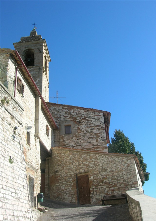 Isola del Piano, accesso al castello da Via Borgo
