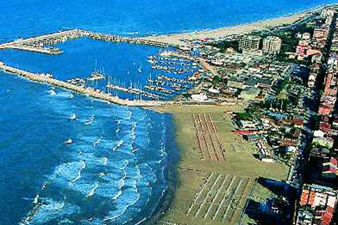 Veduta dall'alto della spiaggia di Civitanova Marche e del suo porto turistico